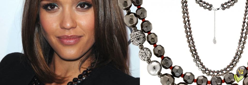 Hollywood Superstar Jessica Alba trägt auf einer Party in Beverly Hills eine edle dunkle Kette mit kleiner Goldperle und einer brillanten roten Perle zu Ihrem schwarzen Kostüm. © Image Bullspress