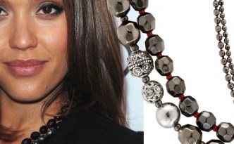 Hollywood Superstar Jessica Alba trägt auf einer Party in Beverly Hills eine edle dunkle Kette mit kleiner Goldperle und einer brillanten roten Perle zu Ihrem schwarzen Kostüm. © Image Bullspress