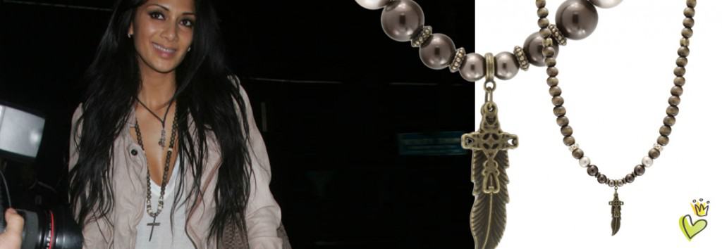 Nicole Scherzinger, Pussycat Dolls Sängerin und Solo Künstlerin zeigt sich im trendigen Outfit im Trousdale Nachtclub in L.A. Als 'must-have' Accessoire trägt sie eine lange Holzperlenkette mit Strasssteinen und Motivanhänger im Ethno-Look. © Image Bullspress