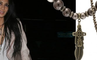 Nicole Scherzinger, Pussycat Dolls Sängerin und Solo Künstlerin zeigt sich im trendigen Outfit im Trousdale Nachtclub in L.A. Als 'must-have' Accessoire trägt sie eine lange Holzperlenkette mit Strasssteinen und Motivanhänger im Ethno-Look. © Image Bullspress