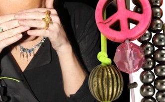 Die Schauspielerin Lindsay Lohan verlässt nach einer wilden Party Nacht den Lexington Club in Los Angeles. Beim Weg durch die Paparrazis zeigt sie, dass schrille elastische Armbänder ein 'must-have' in Hollywood sind. © Image Bullspress