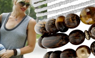 Die Amerikanische No Doubt Sängerin Gwen Stefani kommt mit Ihrem Sohn von einer Shoppingtour in Los Angeles. Sportlich-lässig kombiniert sie Jeans, Top und trendige Armbänder aus kleinen Glas- und Holzperlen. © Image Bullspress