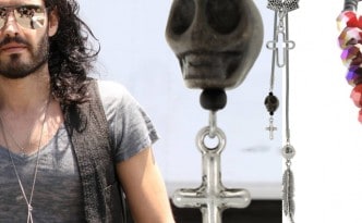 Der Schauspieler und British Comedy Award Gewinner Russell Brand verlässt die Red Rock Bar am Sunset Blvd. Zu seinem markanten Outfit trägt er lässige Ketten und Armbänder. © Image Bullspress