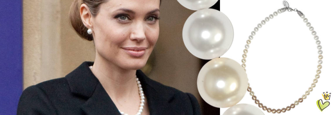 Die Schauspielerin und UN-Sonderbotschafterin Angelina Jolie trägt beim G8 Treffen in London zu Ihrem schwarzen Kostüm eine klassische Perlenkette. © Image Bullspress
