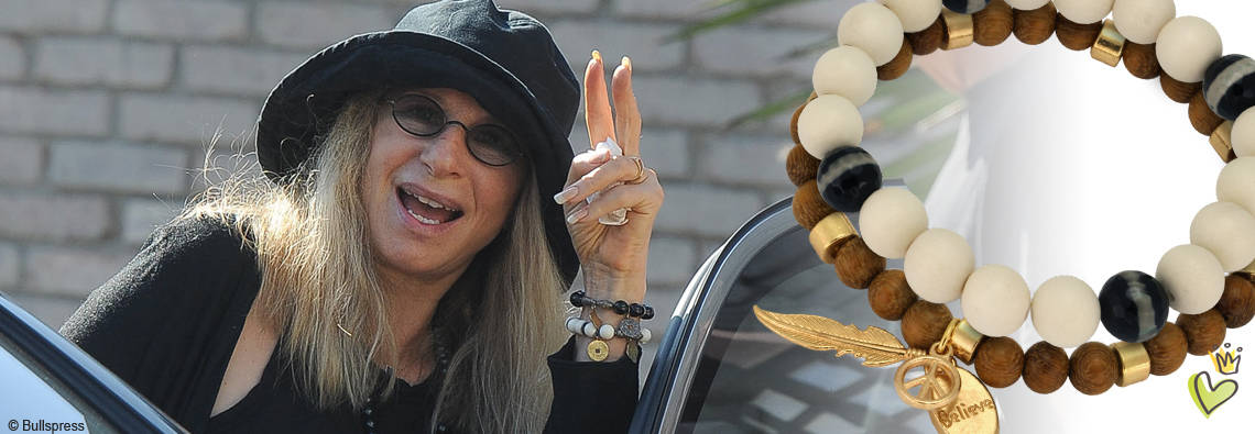 Die US-Amerikanische Sängerin und Schauspielerin Barbra Streisand verlässt die Silver Beach Party in Malibu. Ihr schwarzes Outfit kombiniert Sie mit zwei Holzperlenarmbänder. © Image Bullspress