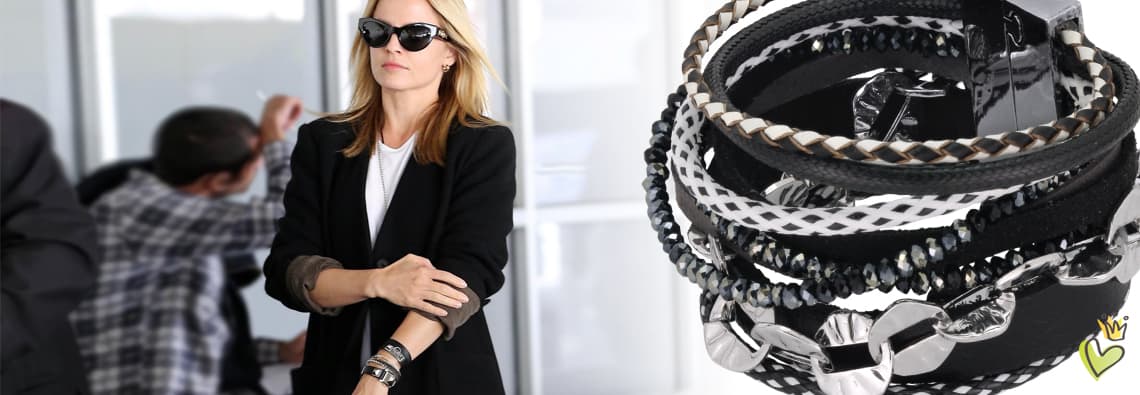 Mena Alexandra Suvari, amerikanische Schauspielerin grieschisch-estnischer Herkunft, trägt am Flughafen LAX einen langen schwarzen Mantel in Kombination mit stylischer Sonnenbrille und breiten Armbändern. © Image Bullspress