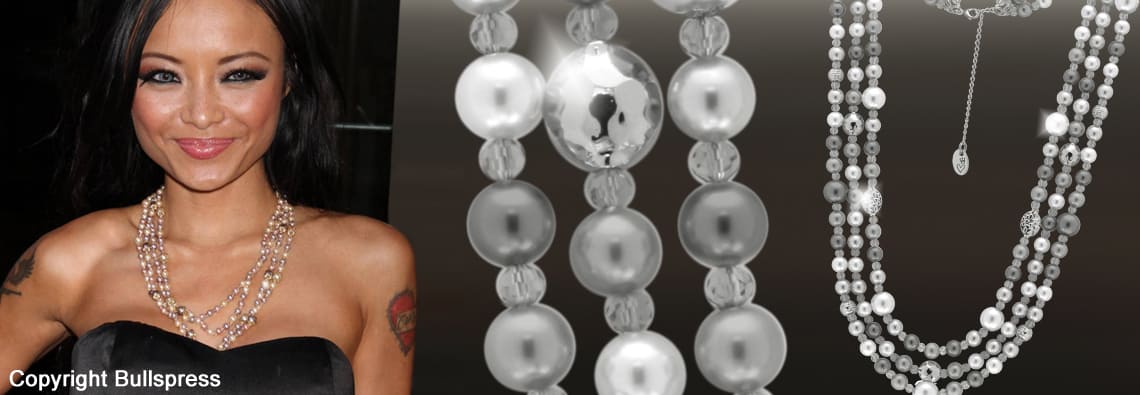 Perlenkette Anleitung von kronjuwelen.com. Tila Tequila, Schauspielerin und Musikerin, ist bei der Howard Stern US Show in New York City zu besuch. Ihr schlichtes schwarzes Kleid kombiniert Sie mit einer trendigen Perlenkette bestehend aus drei Perlenstängen. Copyright Image Bullspress